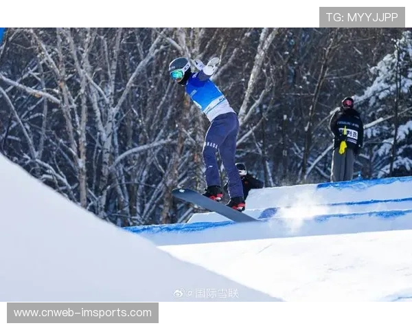 国际雪联单板滑雪障碍追逐世界杯采用“一站双赛”制，200余名选手参赛